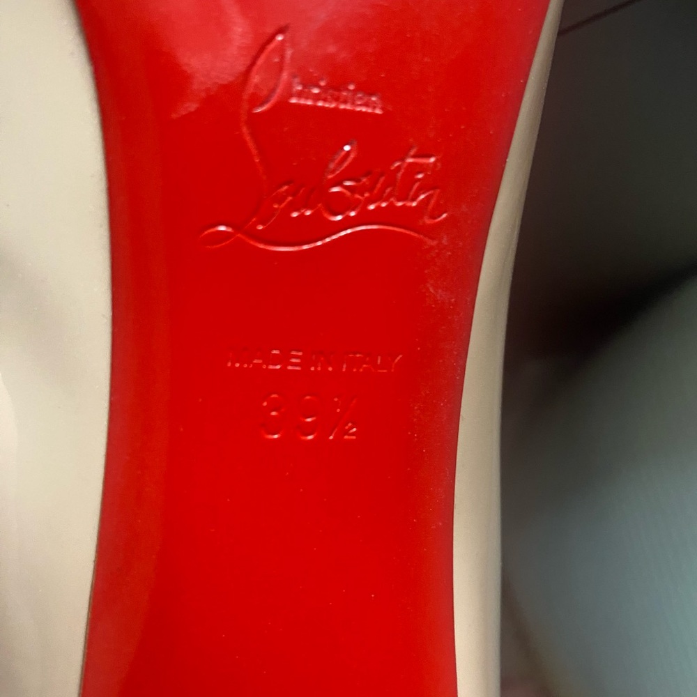 Christian Louboutin: Patent Nude Round Toe Heels. Size 39 1/2 (81/2). - Picture 3 of 5